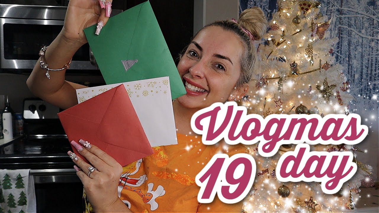 Opening all my Christmas cards this year! *Vlogmas Day 19*