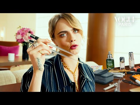 Cara Delevingne révèle ce qu'elle emporte dans son sac | Vogue Paris