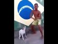 هههه يرقص على صوت الكلب