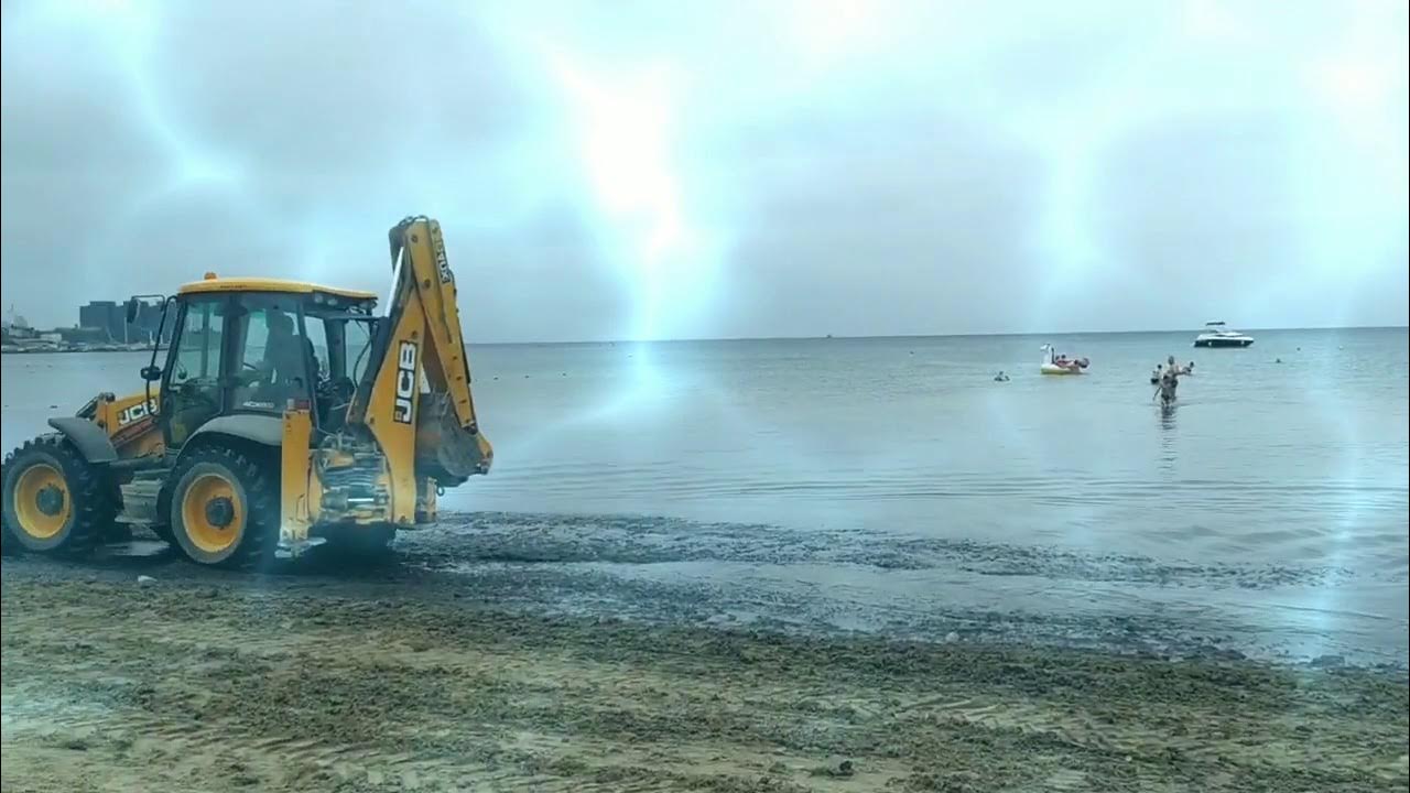 Трактор едет 10 м в секунду. Трактор в море. Трактор по воде. Анапа трактор. Трактор едет по воде.