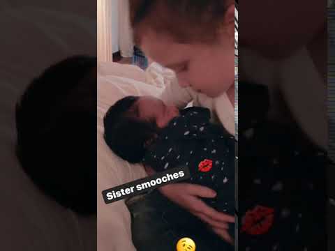 Η κόρη της Jessica Alba δεν σταματά να φιλά τον αδελφό της!