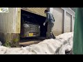 雪の圧力で押されてレールから外れたシャッターを戻しました