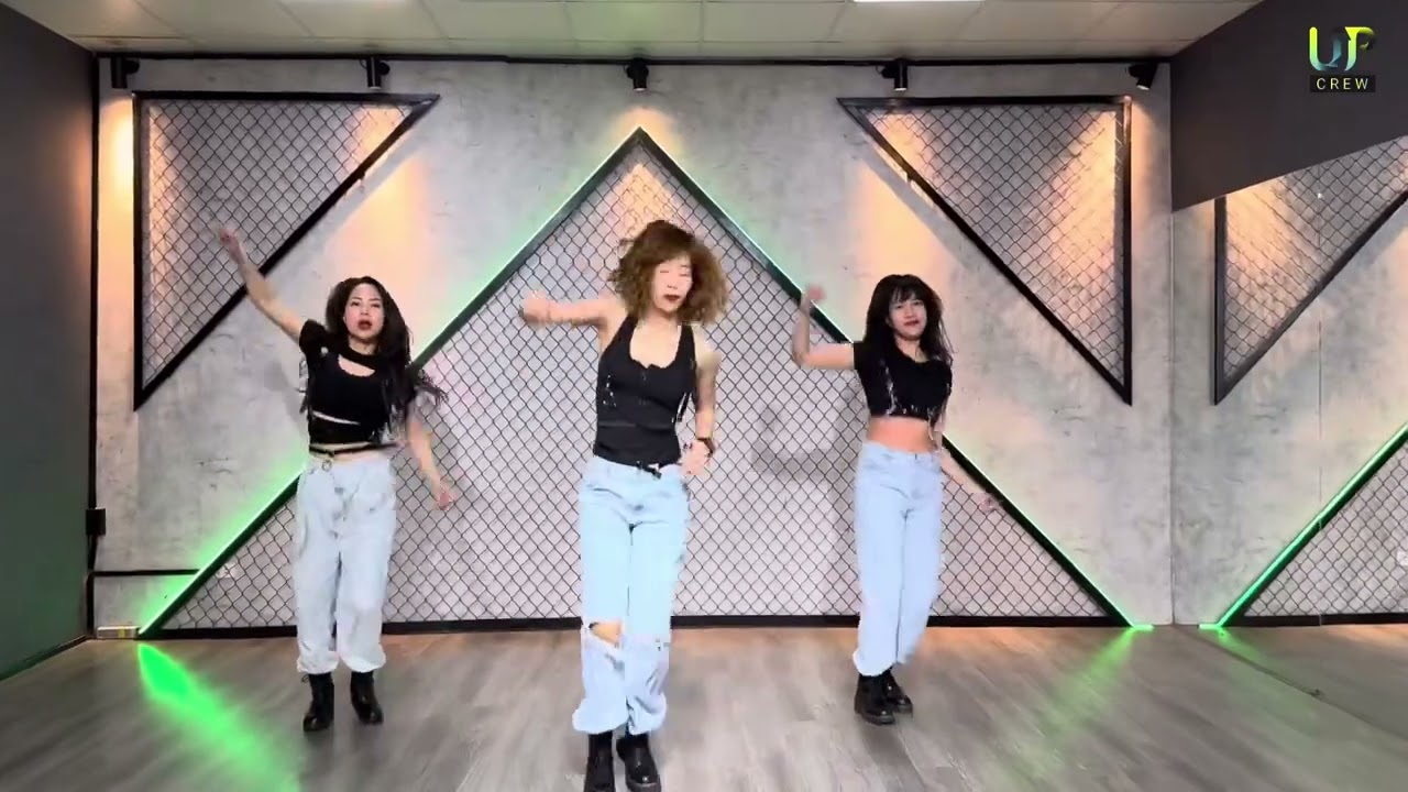 [Tiktok] CÓ DUYÊN KHÔNG NỢ REMIX | Choreo Hương Hoàng| Upcrew | Dance fitness| Một người đứng từ xa