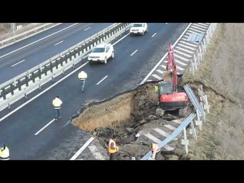 Autostrada A10 Sebes Turda, trafic inchis, au inceput lucraril in zona alunecarii de la Alba Iulia N