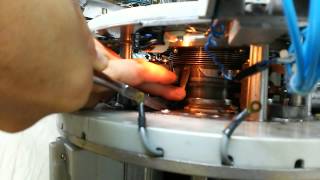 ストッキングの編み機 針入れ替え作業