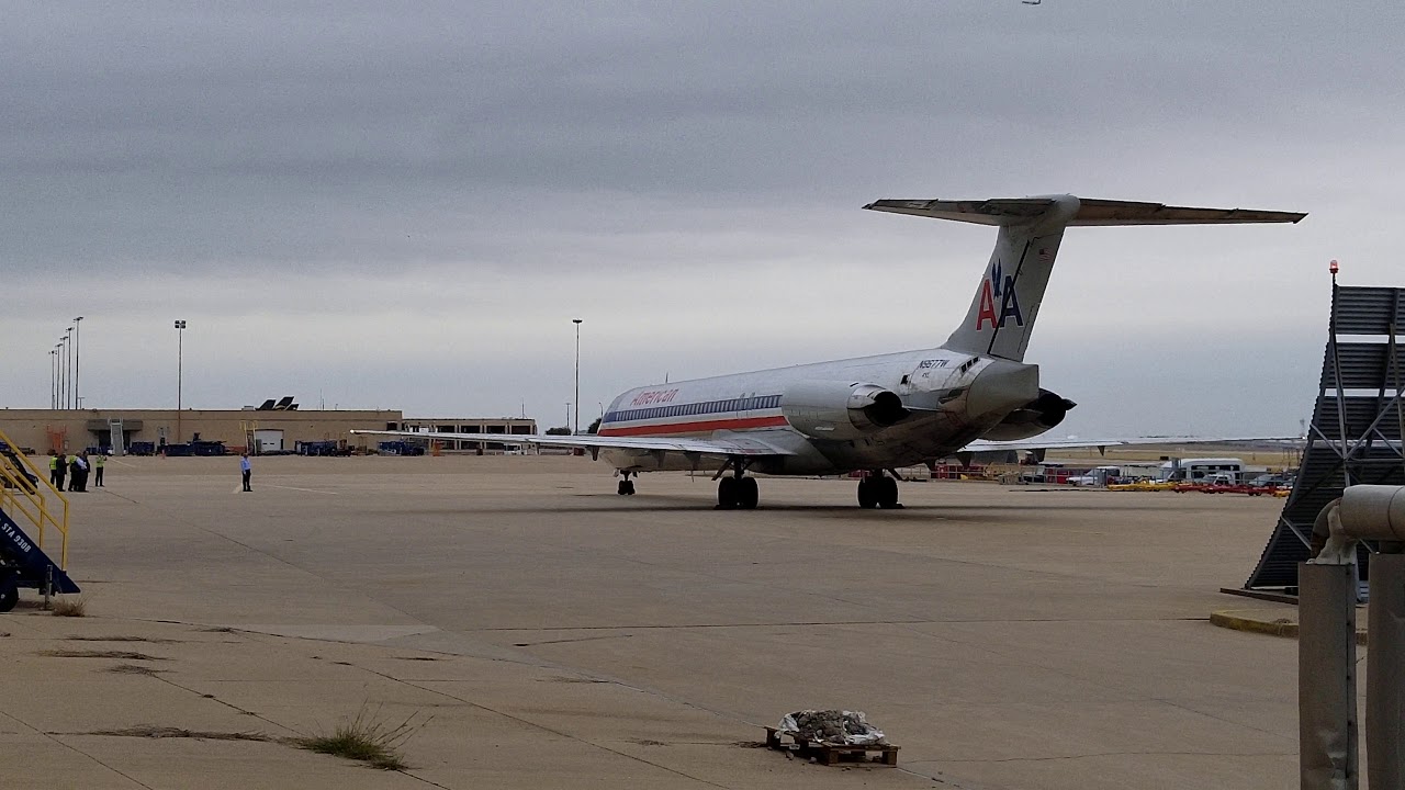 Final Startup of an American MD-80 at DFW