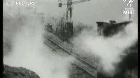 Dr. Dyrenfurth (Professor of Geology in Berlin) / Workers at an excavation site (1930)