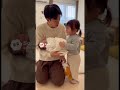 他の赤ちゃんを抱っこするのを見て怒る子供