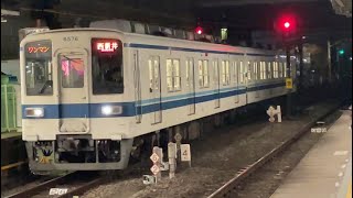 東武8000系8576編成が西新井駅2番線に大師前行きとして到着停車する動画（2023.11）