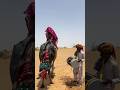 حتى تحت أشعة الشمس الحارقة تنشغل العروس بأداء تقاليدها مزيج من حرارة الصحراء والطقوس مشهد فريد نوعه 