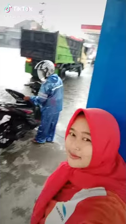 Petugas SPBU yang cantik