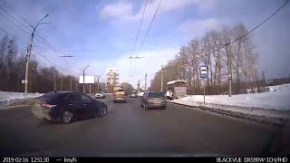 16.02.2019 Екатеринбург, ул. Щербакова, красный равно зеленый.