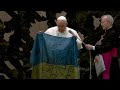 Прапор з Бучі в Папи Франциска, "Невинна кров взиває до неба" | Ватикан 6.04.2022