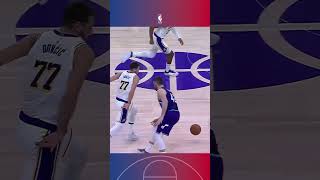 ｜【東契奇穿襠過人送妙傳】施展魔法🪄東契奇搶斷對手，反擊面對樂福上演穿襠過人，助攻海斯空接暴扣得分！ ｜