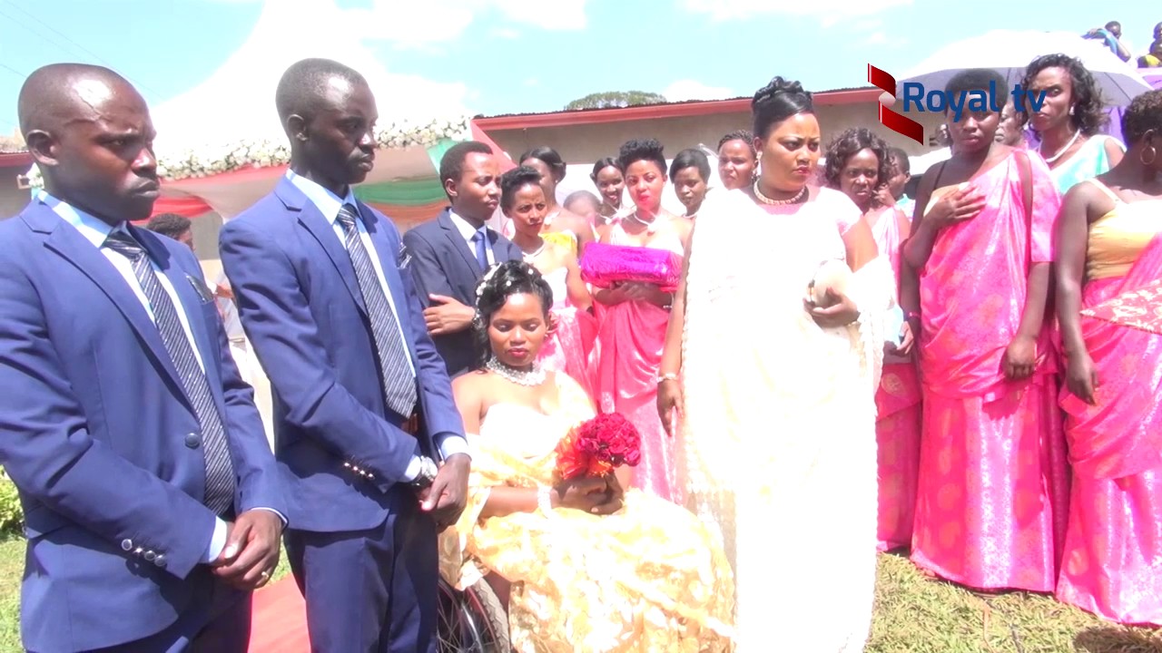 Ubukwe bw’umukobwa ufite ubumuga washakanye n’umusore utabufite bwahuruje imbaga