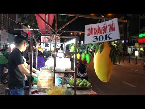 the-only-thai-mango-sauce-in-vietnam,-newly-hot-dishes-on-the-sidewalk