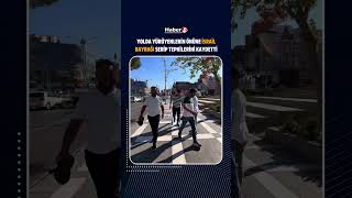 Da Bir Kişi, Yolda Yürüyenlerin Önüne İsrail Bayrağı Serip Tepkilerini Kaydetti.