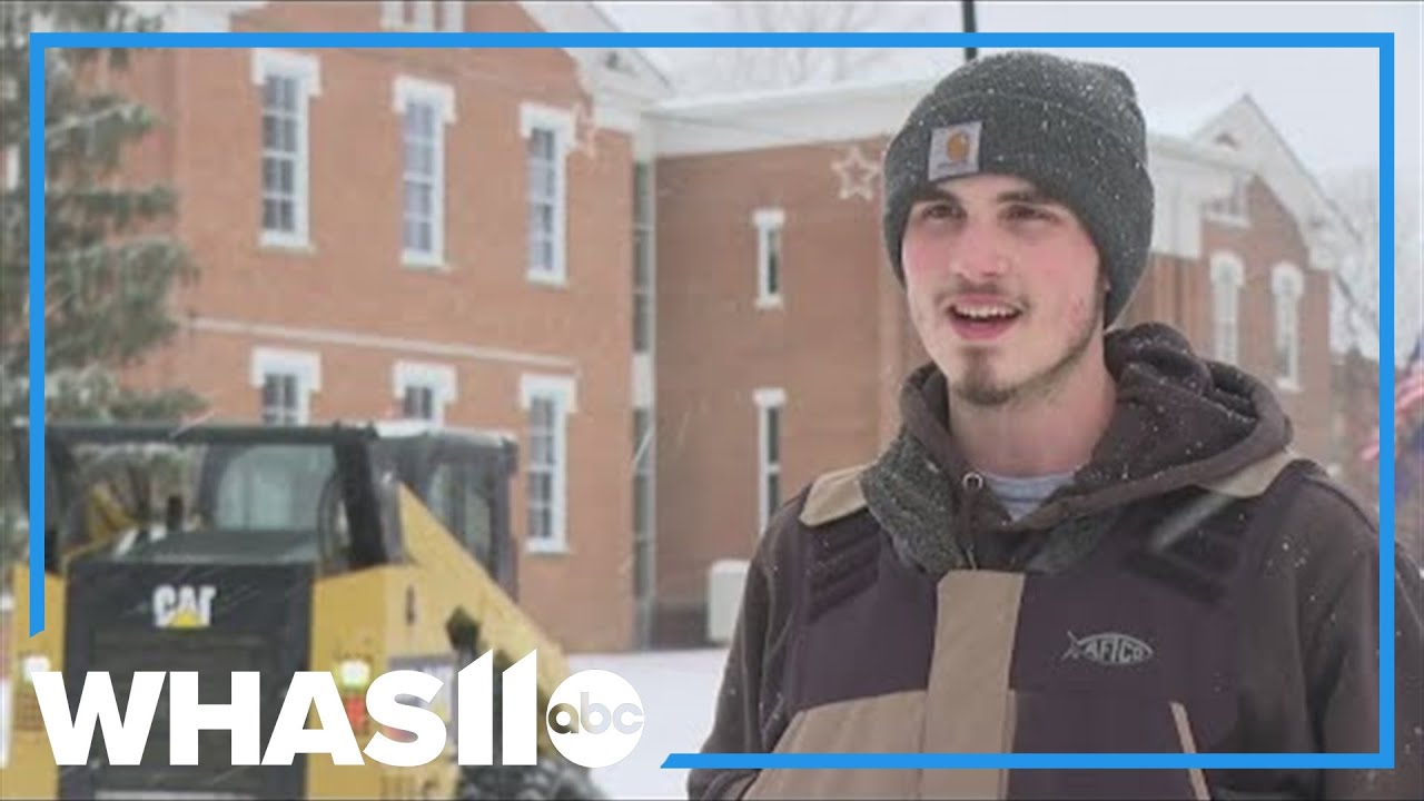 Indiana high school student helps dig out neighbors from the snow - YouTube