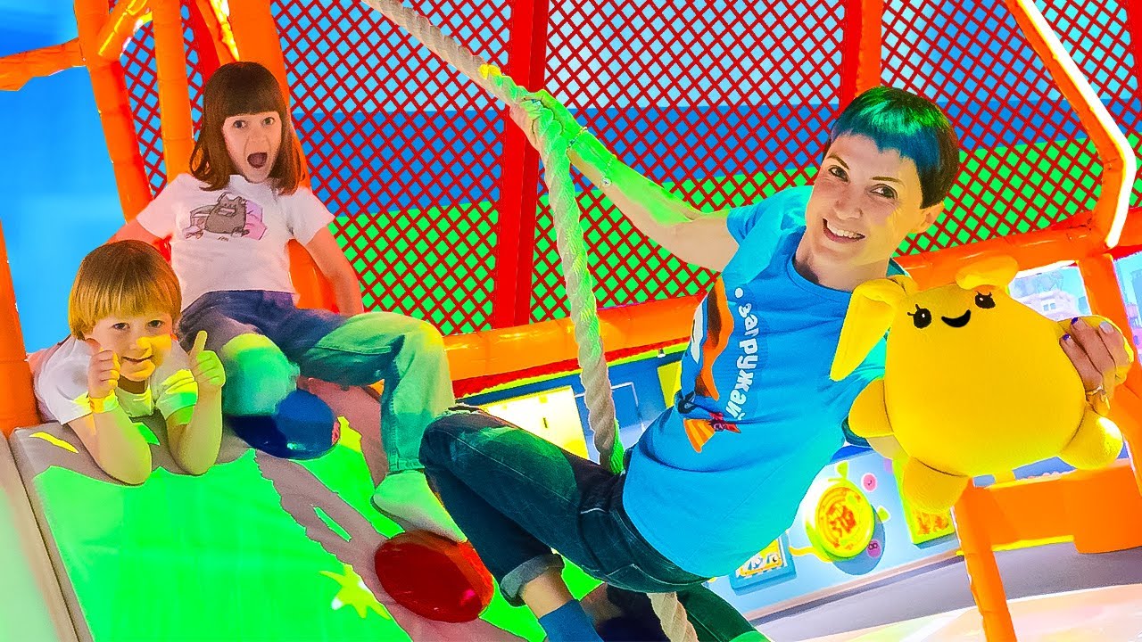 Бьянка и игрушечный кролик Лаки весело проводят время на многочисленных аттракционах в парке разв...