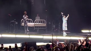Billie Eilish Bury a friend live and says goodbye to the crowd in Chicago!