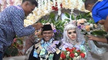 Pengantin Super Bahagia! Hujan Saweran Bikin Senyum Nggak Habis-Habis