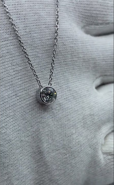 A sparkling ✨ diamond necklace handmade in platinum and set with a 0.72ct 💎