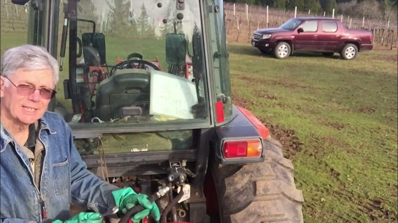 Attaching/removing hydraulic lines from rear coupler, Kubota Tractor