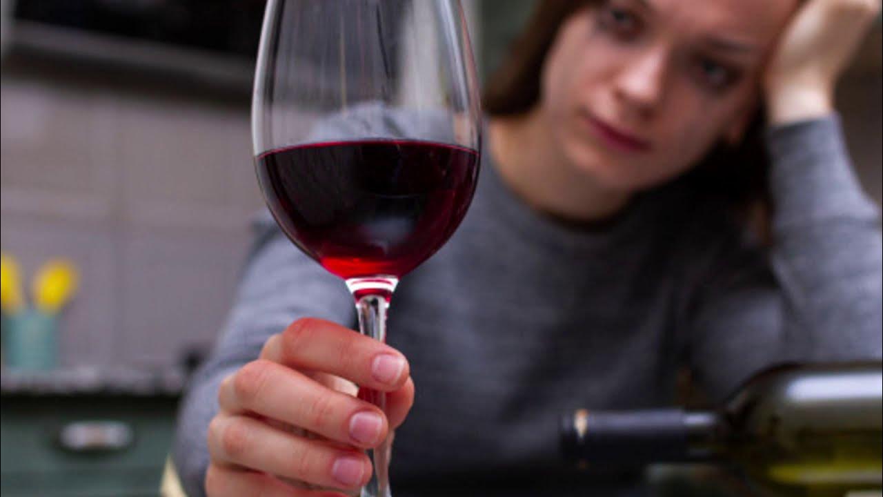 Антибиотики бокал вина можно. Женщина с бокалом. Женщина пьет вино. Дама с бокалом. Женщина с бокалом вина.