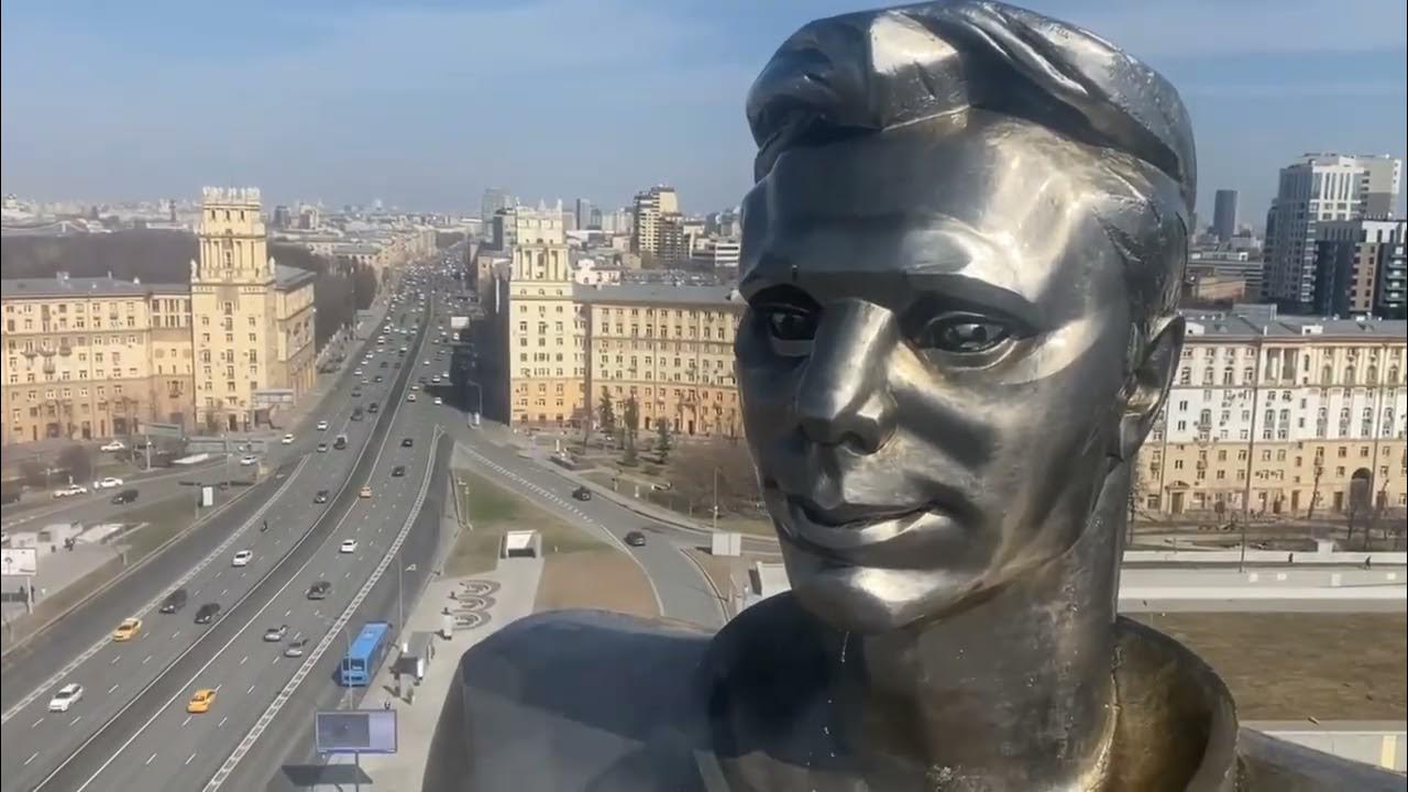 Памятник гагарину в москве установлен. Памятник Гагарина в Москве на Ленинском проспекте. Гагарин памятник на Ленинском проспекте. Памятник Юрию Гагарину в Москве. Памятник Гагарину в Москве на площади Гагарина.