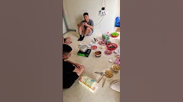 anh em đang chuẩn bị món gỏi cá