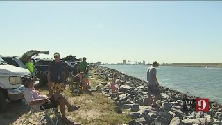 Video: NASA and Space-X prepare Falcon Nine launch screenshot 5
