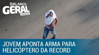 Jovem aponta arma para helicóptero da Record TV em São Paulo