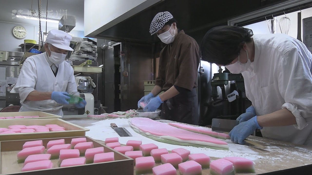 華やか春色、ひし餅作り 水戸の菓子店 - YouTube