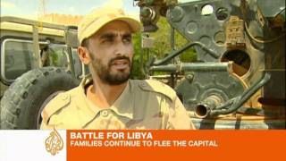 Fleeing Libyans say Gaddafi regime crumbling