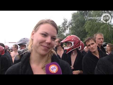 Video: Spaanse Dierenrechtenactivisten Voeren Naakt Protest Uit