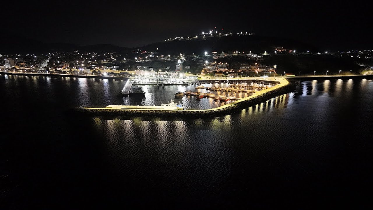 Piriápolis  a la noche, vuelo nocturno.