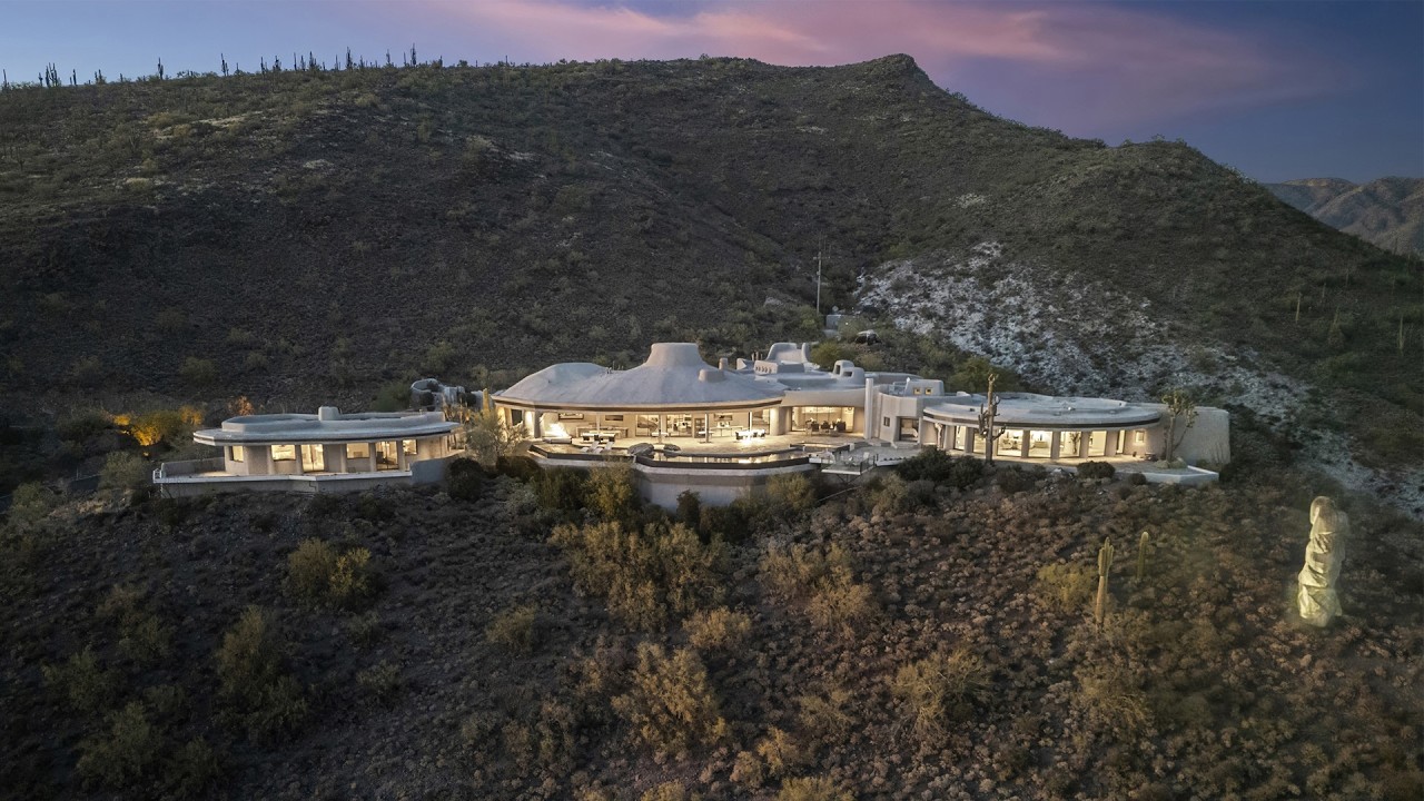 The rock is my  ワーナー・ブレイザー 岩の住宅建築 Inside a Family Home Built Around a 12,000-Year-Old Boulder