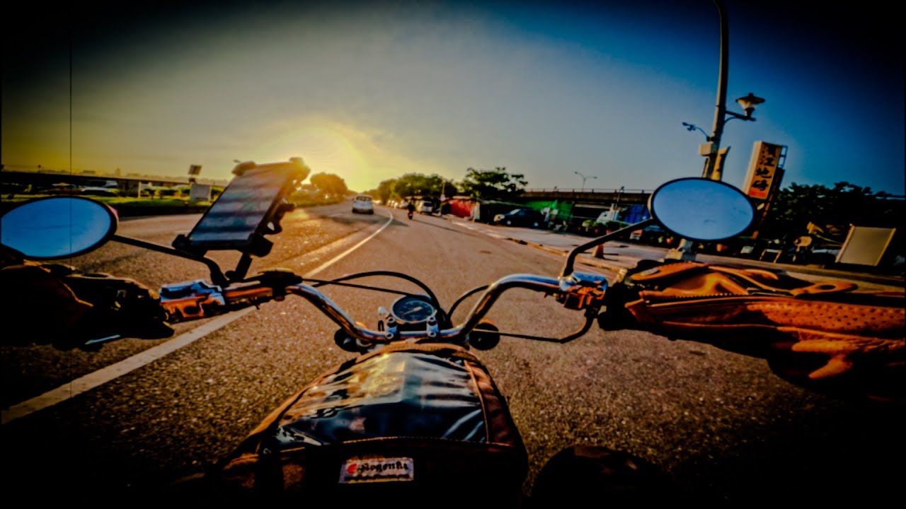 Retro Motorcycle Sunset Ride: 1989 Kawasaki B1 with 100,000km