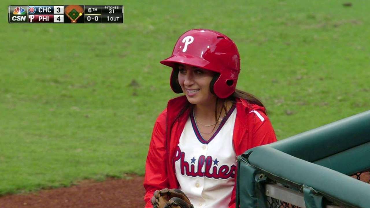 CHC@PHI: Ballgirl mistakenly goes after fair ball 