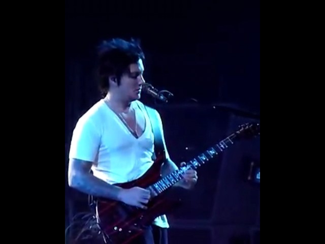 Synyster gates - Improvising_guitar_so far away_live 2010 #synystergates #shorts #shortsvideo #fyp class=