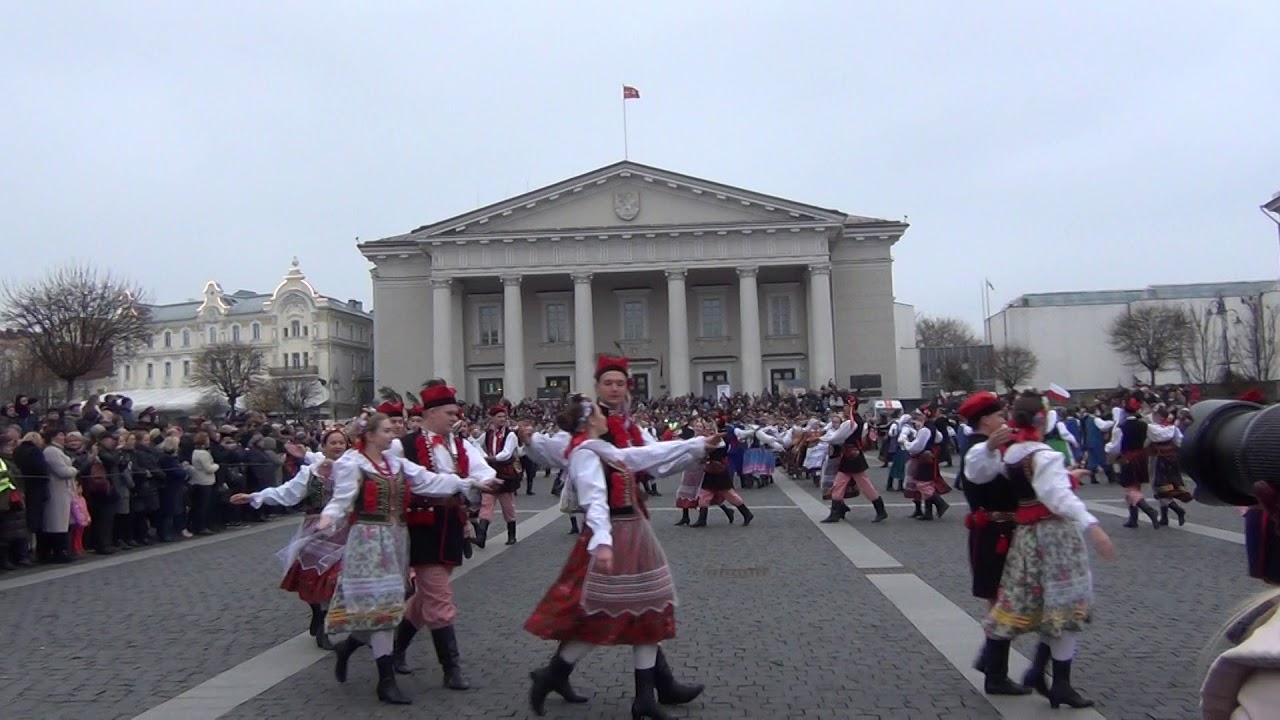 W Wilnie 100 par zatańczyło poloneza na 100-lecie niepodległości  Polski.