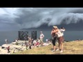 Gigantesca nube sorprende a bañistas de una playa en Australia