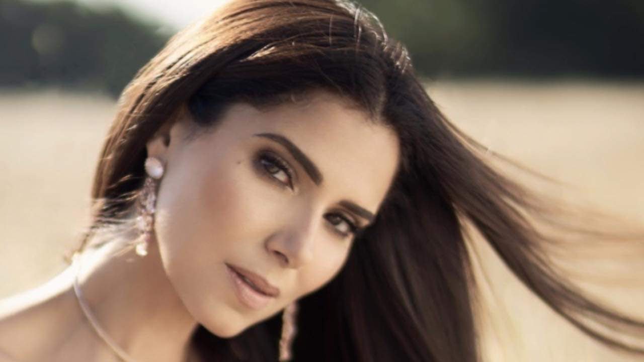 13 Sexy Photos of Roselyn Sanchez