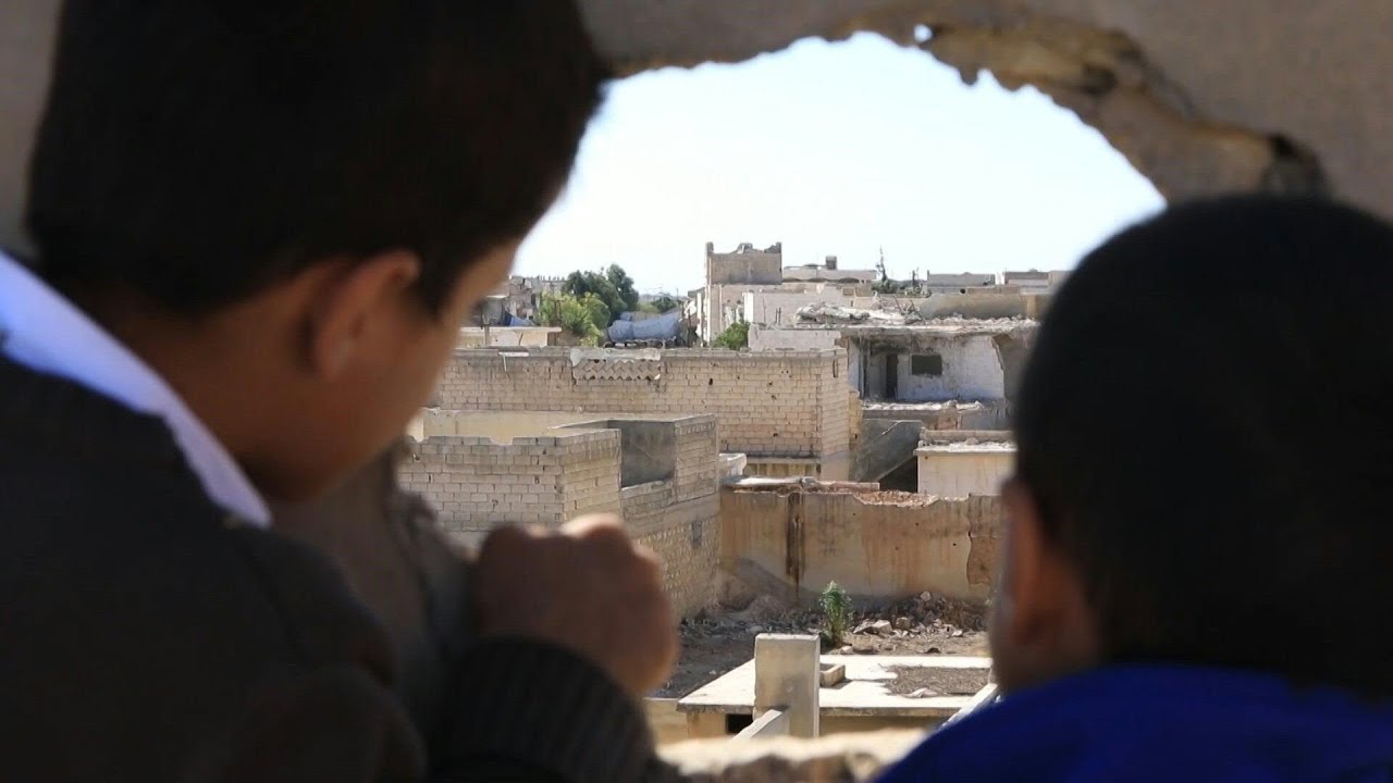 سوريون تفصلهم خطوط تماس عن منازلهم في بلدة تادف السورية | AFP