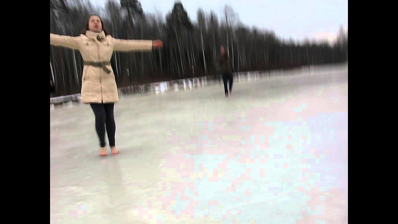 Девочка танцует на льду