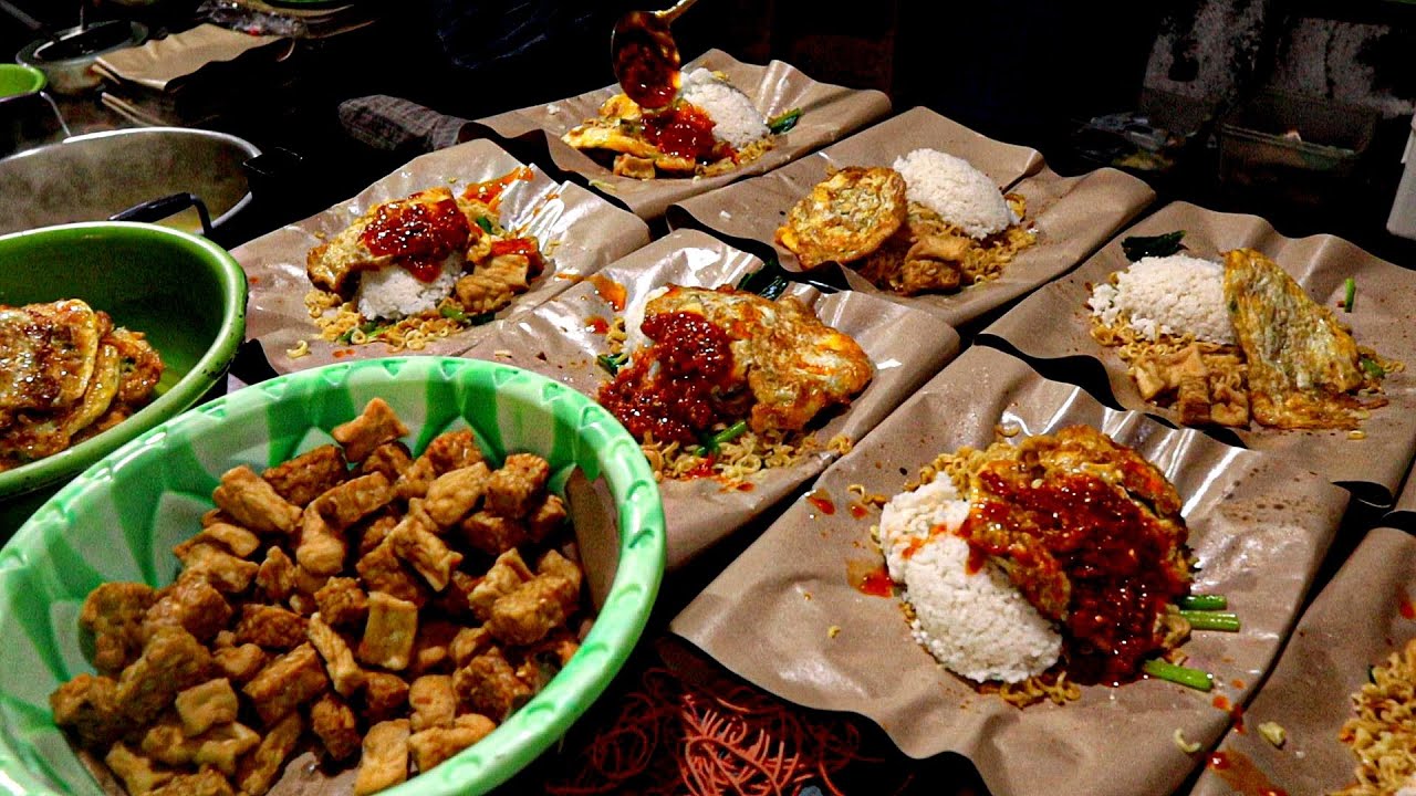 EDAN!! CUMA JUALAN BEGINI AJA YG BELI SAMPAI ANTRI?? INDOMIE PENYET PAK LAMIDI