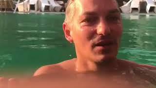 شاهد فارس رحومه و هو يقفز في حمام السباحة Watch Fares Rahooma and he jumps in the swimming pool