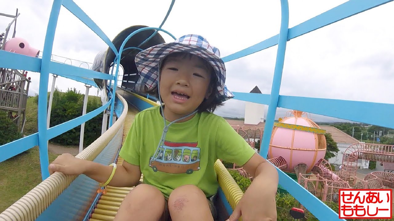 すべり台であそぶせんももあい Playground Slider