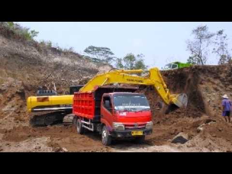 Massive Excavator Smashes Dirt Wall to Load Small Dump Trucks | Sumitomo SH350LHD-6