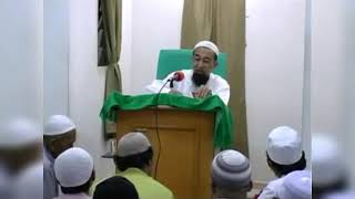 Apa Hukum Bertawassul & Apa Hukum Berdoa Di Kubur Wali? - UAI